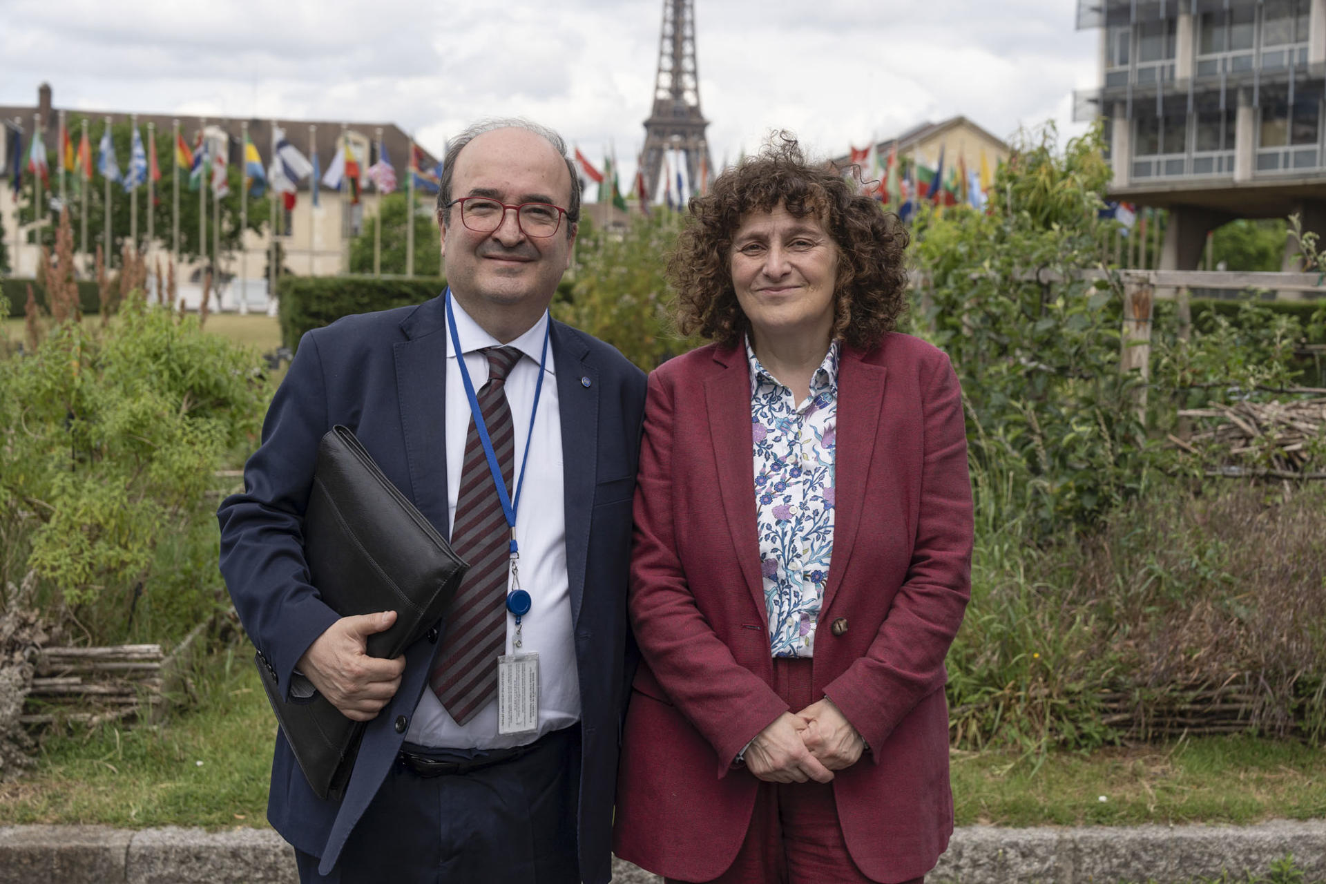 El embajador español ante la Unesco Miquel Iceta Unesco, y la presidenta del grupo y alcaldesa de Santiago de Compostela, Goretti Sanmartín, durante la reunión con los alcaldes del Grupo de Ciudades Patrimonio de la Humanidad, este lunes en París. EFE/Myriam Renaud