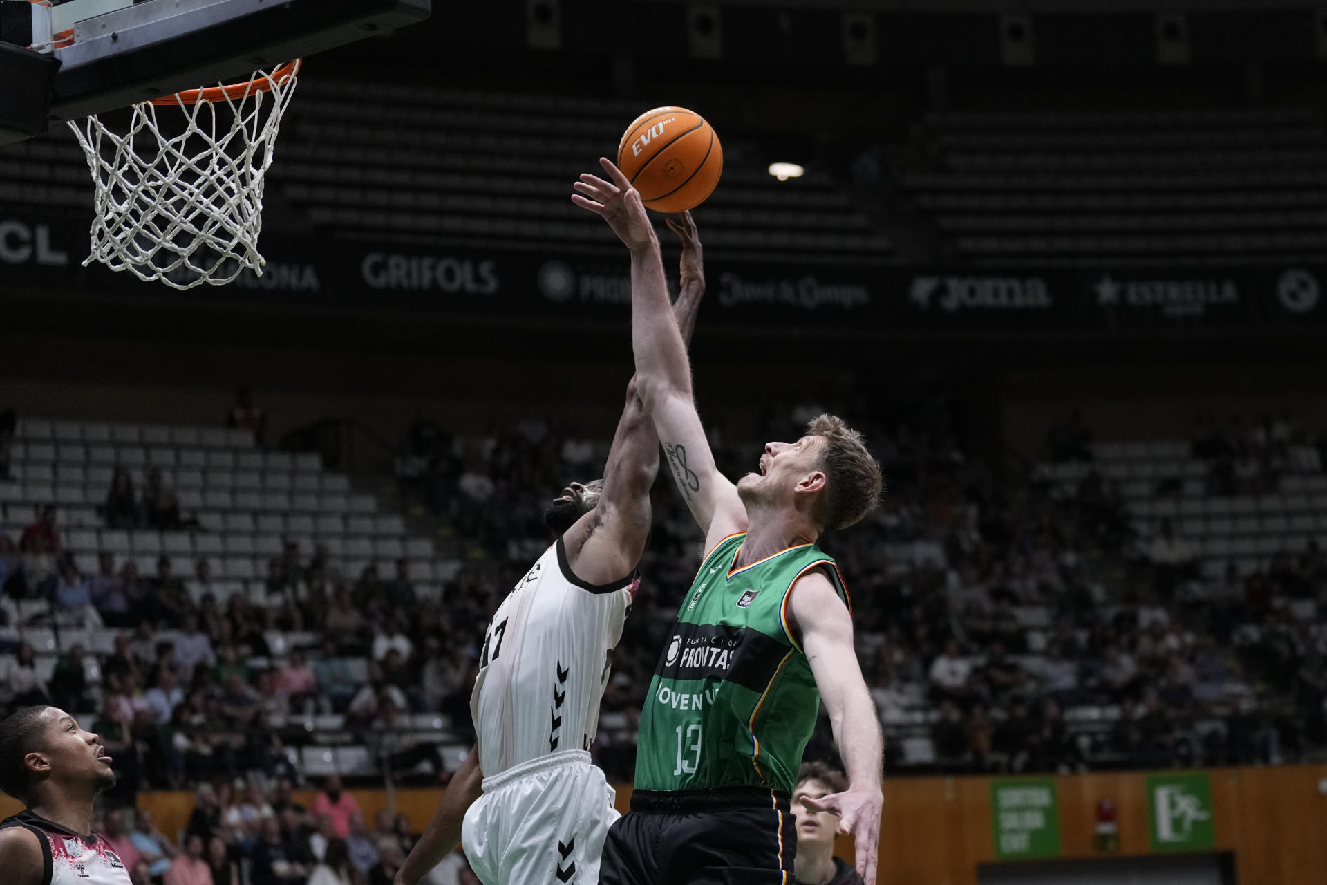 Artem Pustovyi del Joventut entra a canasta frente Marvin Jones (i) del Bilbao Basket este sábado, durante el partido de Liga Endesa en el pabellón olímpico de Badalona. EFE/ Alejandro García