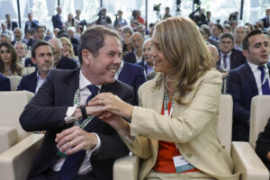 La candidata promovida por la dirección de CEOE, Ángela de Miguel (d), ganadora este martes en las elecciones de Cepyme, saluda a su predecesor, Gerardo Cuerva (i), al final del escrutinio durante la Asamblea General Electoral que elige a su líder para los próximos cuatro años. EFE/ Sergio Pérez
