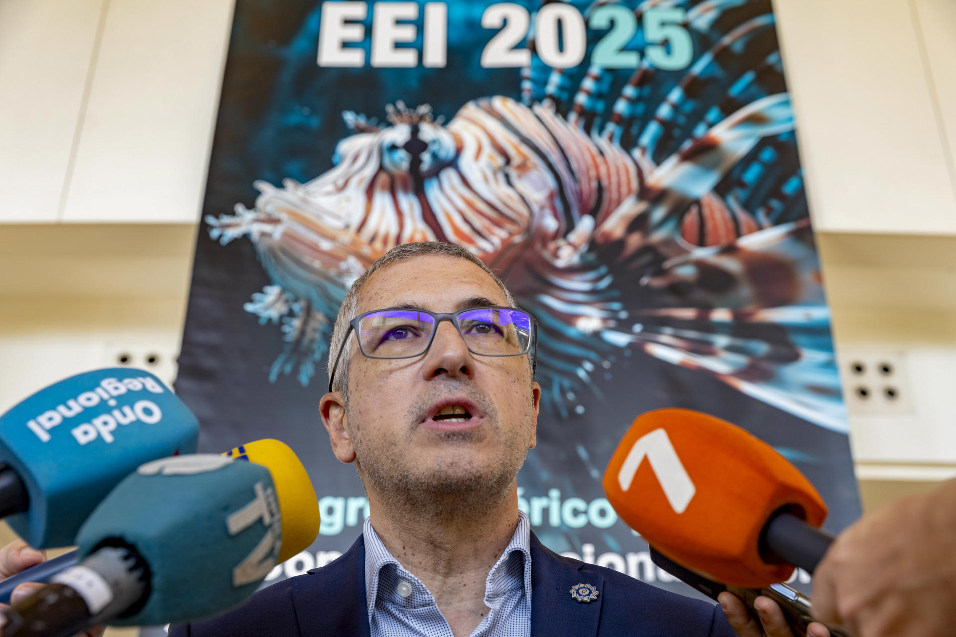 El secretario de Estado de Medio Ambiente Hugo Morán, atiende a la prensa antes del II Congreso Ibérico y VII Congreso Nacional sobre especies Exóticas Invasoras, este miércoles en el Auditorio Víctor Villegas de Murcia. EFE/Marcial Guillén