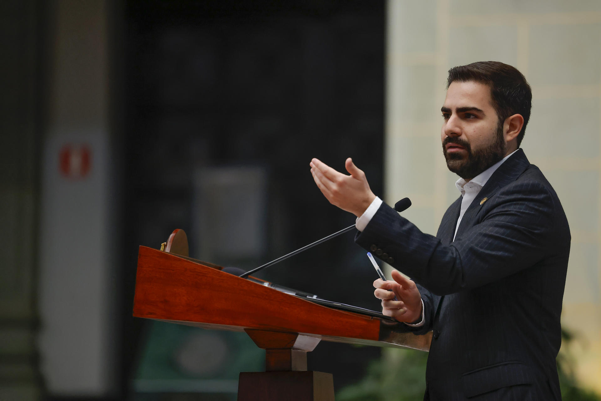 Fotografía cedida por la Presidencia de Guatemala del secretario de Comunicación Social de la Presidencia, Santiago Palomo, hablando durante una rueda de prensa este jueves, en Ciudad de Guatemala (Guatemala). EFE/ Presidencia de Guatemala