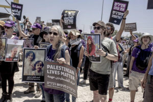 Entre 300 y 400 personas se manifestaron este viernes 23 de mayo de 2025 en Israel a apenas un kilómetro de la frontera con Gaza, en protesta contra la matanza de civiles y el hambre que afronta la población palestina en el enclave. EFE/ Patricia Martínez