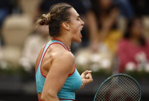 La bielorrusa Aryna Sabalenka, número 1 del mundo, en su partido contra la suiza Jil Teichmann, 97 del mundo, en tercera ronda de Roland Garros. EFE/EPA/YOAN VALAT
