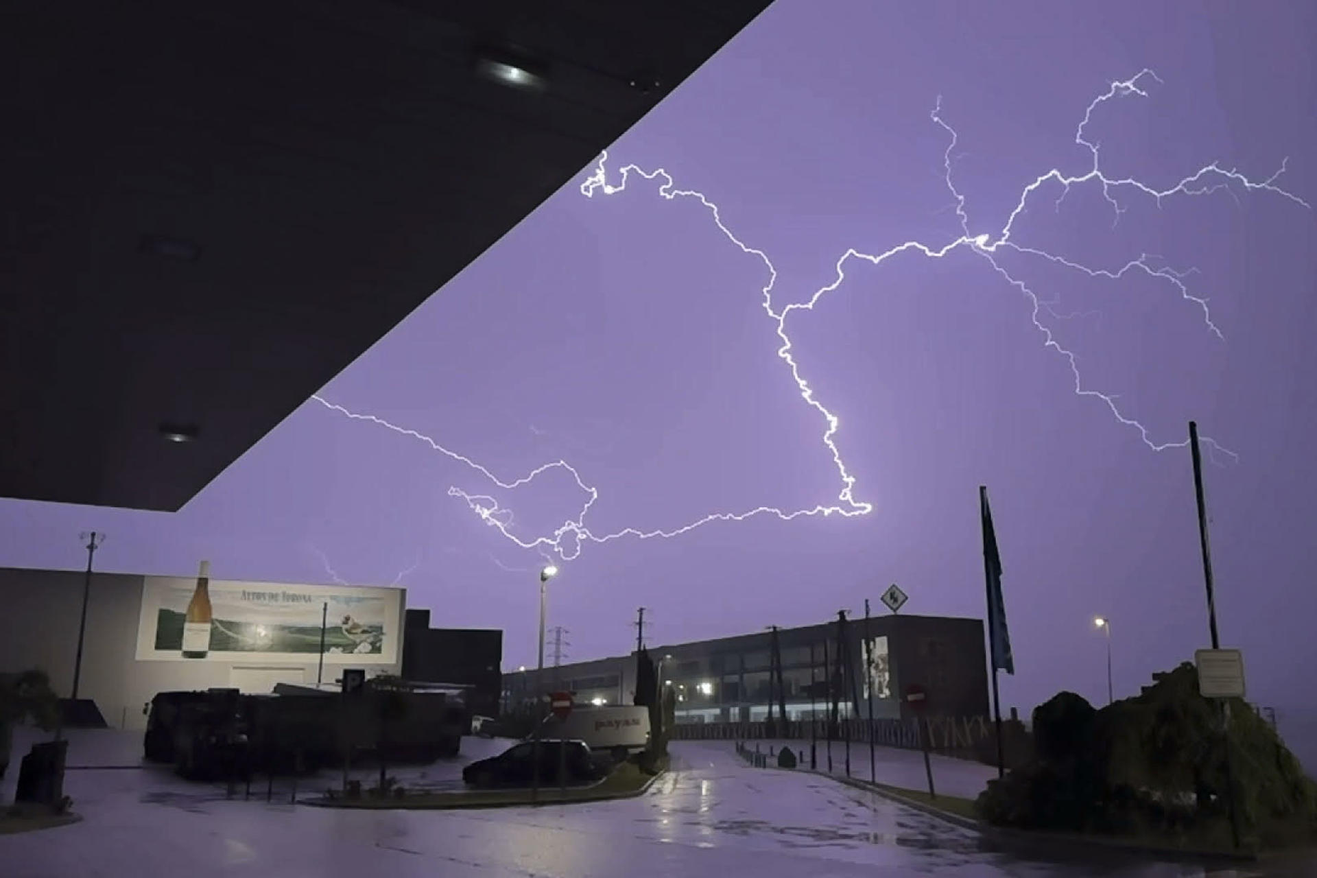 Tormenta eléctrica esta madrugada en el sur de Galicia. Una borrasca atlántica entrará este viernes en la península y dejará precipitaciones generalizadas que se extenderán desde el sur hacia el norte, según la predicción de la Agencia Estatal de Meteorología (Aemet). Las precipitaciones serán más abundantes en las vertientes atlántica y cantábrica y en el entorno del sistema Ibérico, con chubascos localmente fuertes, acompañados de tormenta y, ocasionalmente, de granizo, y pueden ser localmente persistentes en el oeste del sistema Central. EFE/ Sxenic