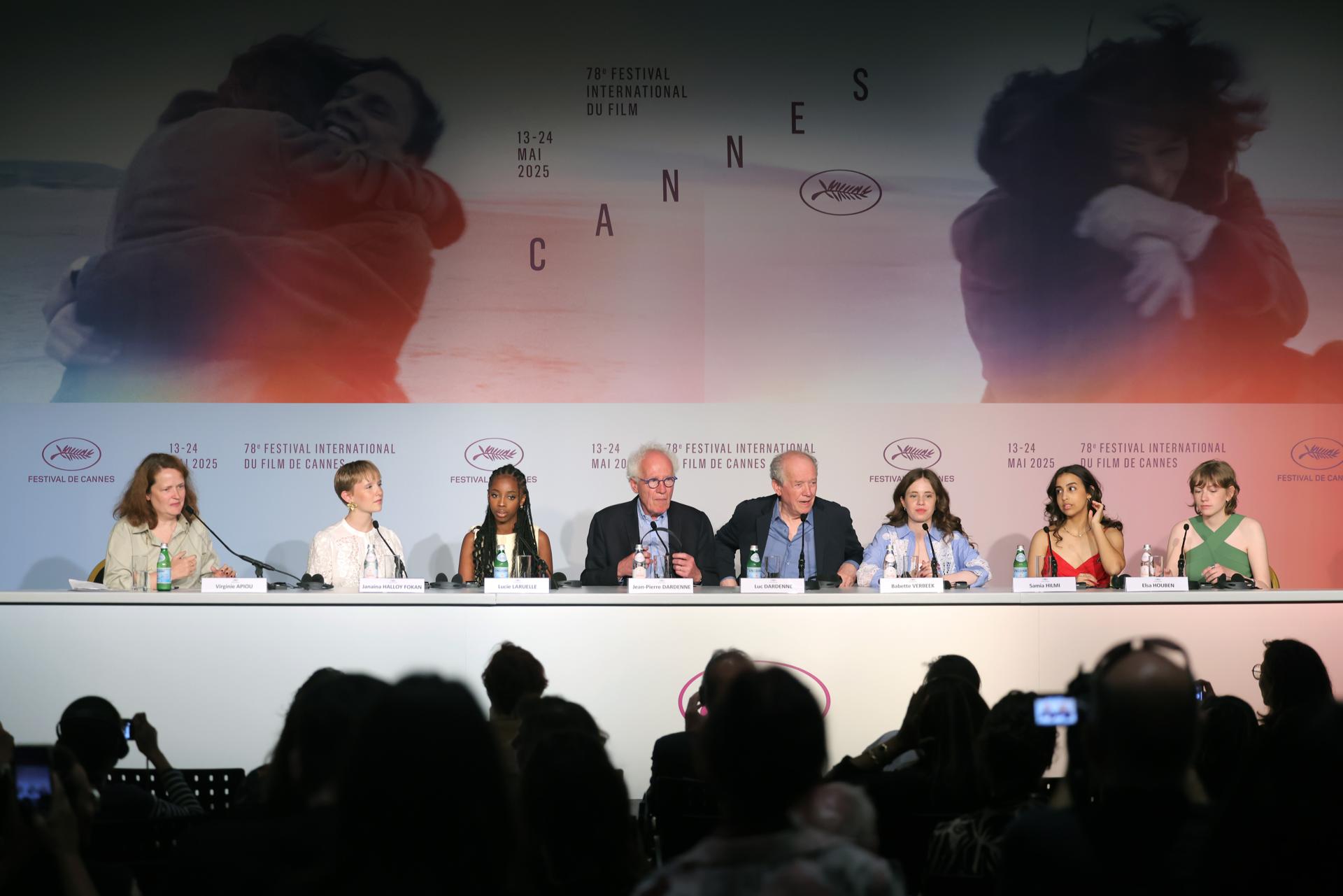 (De izq. a der.) Virginie Apiou, Janaina Halloy Fokan, Lucie Laruelle, los directores Jean-Pierre Dardenne, Luc Dardenne, Babette Verbeek, Samia Hilmi y Elsa Houben asisten a la conferencia de prensa de 'Jeunes Meres' durante el 78º Festival de Cine de Cannes, en Cannes, Francia, el 24 de mayo de 2025. EFE/EPA/VICTOR BOYKO / POOL
