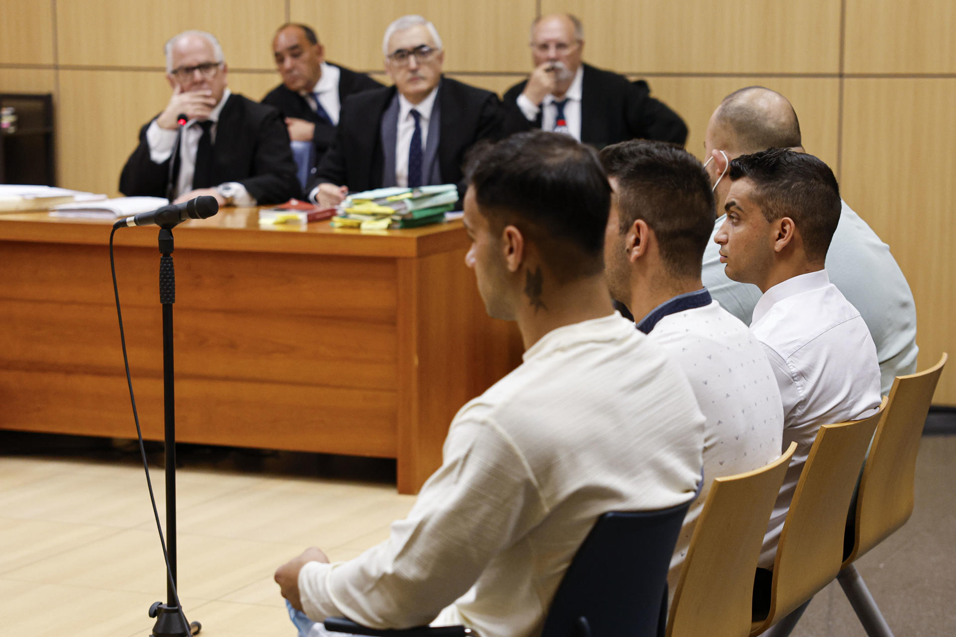 La Audiencia de Valencia juzga a cuatro hombres, a tres de ellos por abusar sexualmente de una menor de 14 años en estado de embriaguez, y al cuarto por un delito de corrupción de menores, por unos hechos que se produjeron el 27 de septiembre de 2020. EFE/Ana Escobar