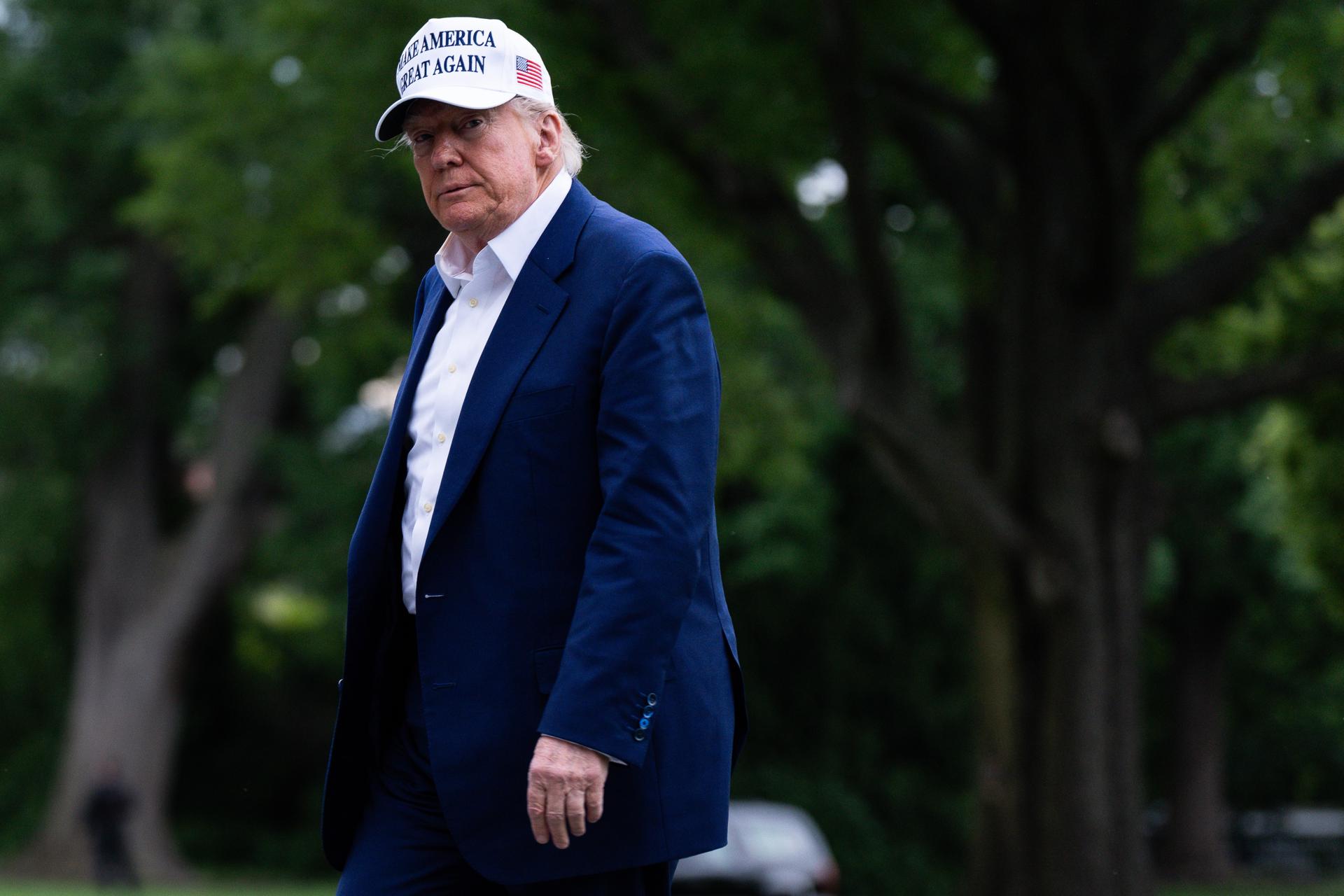 El presidente de Estados Unidos, Donald Trump, aseguró este lunes que "todo el mundo" quiere negociar acuerdos comerciales con su país, que ha vuelto a ser "respetado". EFE/EPA/TIERNEY L CROSS / POOL