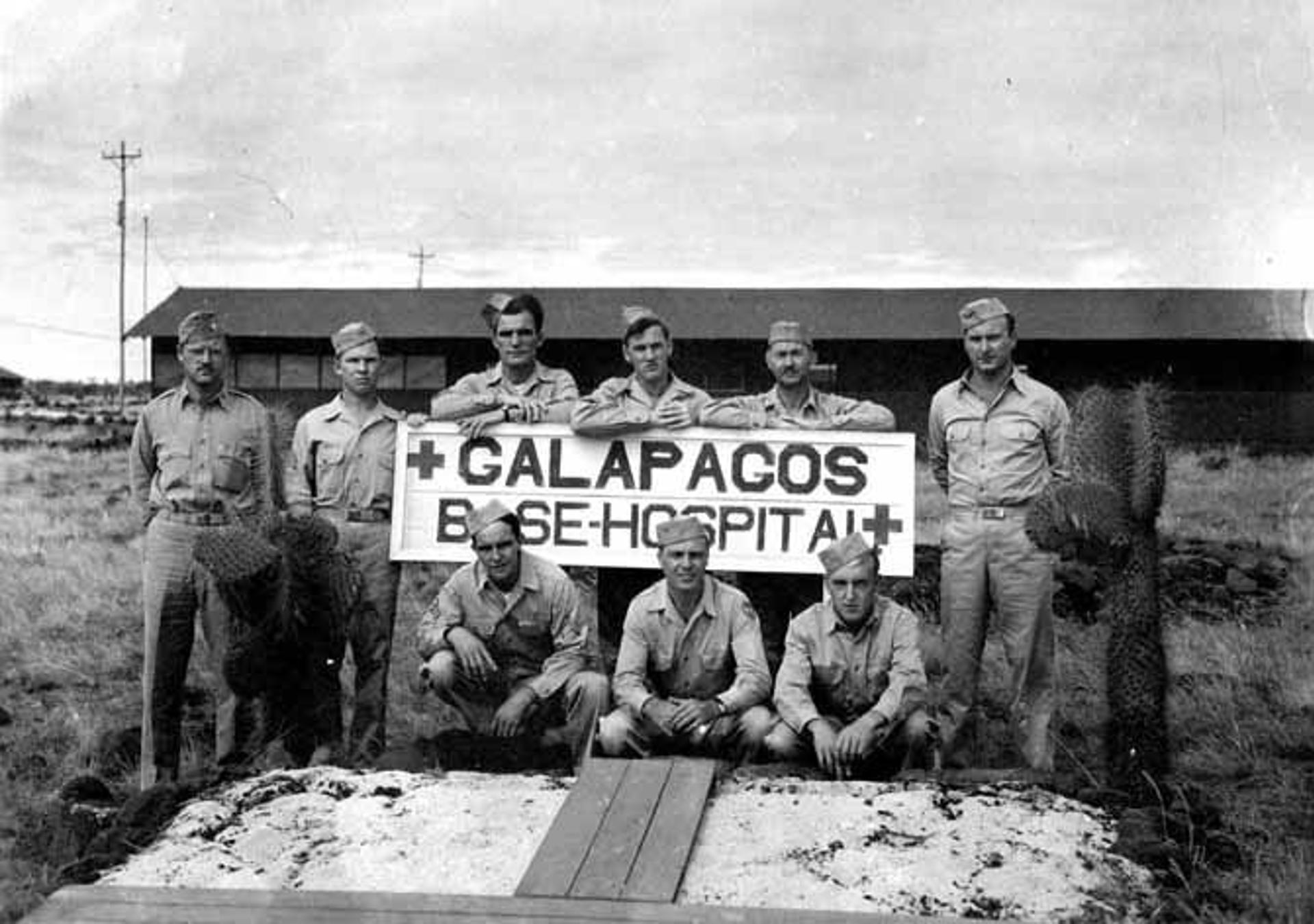 Fotografía cedida por el Archivo Histórico de Guayaquil de soldados en la Isla Baltra en 1942. EFE/Archivo Histórico de Guayaquil