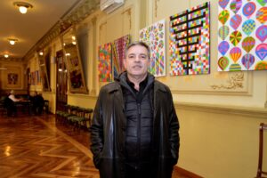 El pintor, director de cine, guionista, escritor y periodista Ramón Margareto en 2018, en la presentación en Palencia de su exposición "Enigmas".EFE/ A. Alvarez