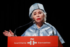 La escritora chilena Isabel Allende, durante el acto de su investidura como doctora 'honoris causa' por la Universidad Internacional Menéndez Pelayo (UIMP), este jueves en Madrid.- EFE/ Daniel González