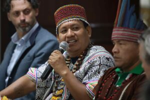 Jamer López (c), de la Asociación Interétnica de Desarrollo de la Selva Peruana (Aidesep), habla durante la presentación del estudio 'Narcotráfico en territorios indígenas de la Amazonía peruana. Rutas, impactos y políticas erradas', este miércoles, en Lima (Perú). EFE/ Paolo Aguilar
