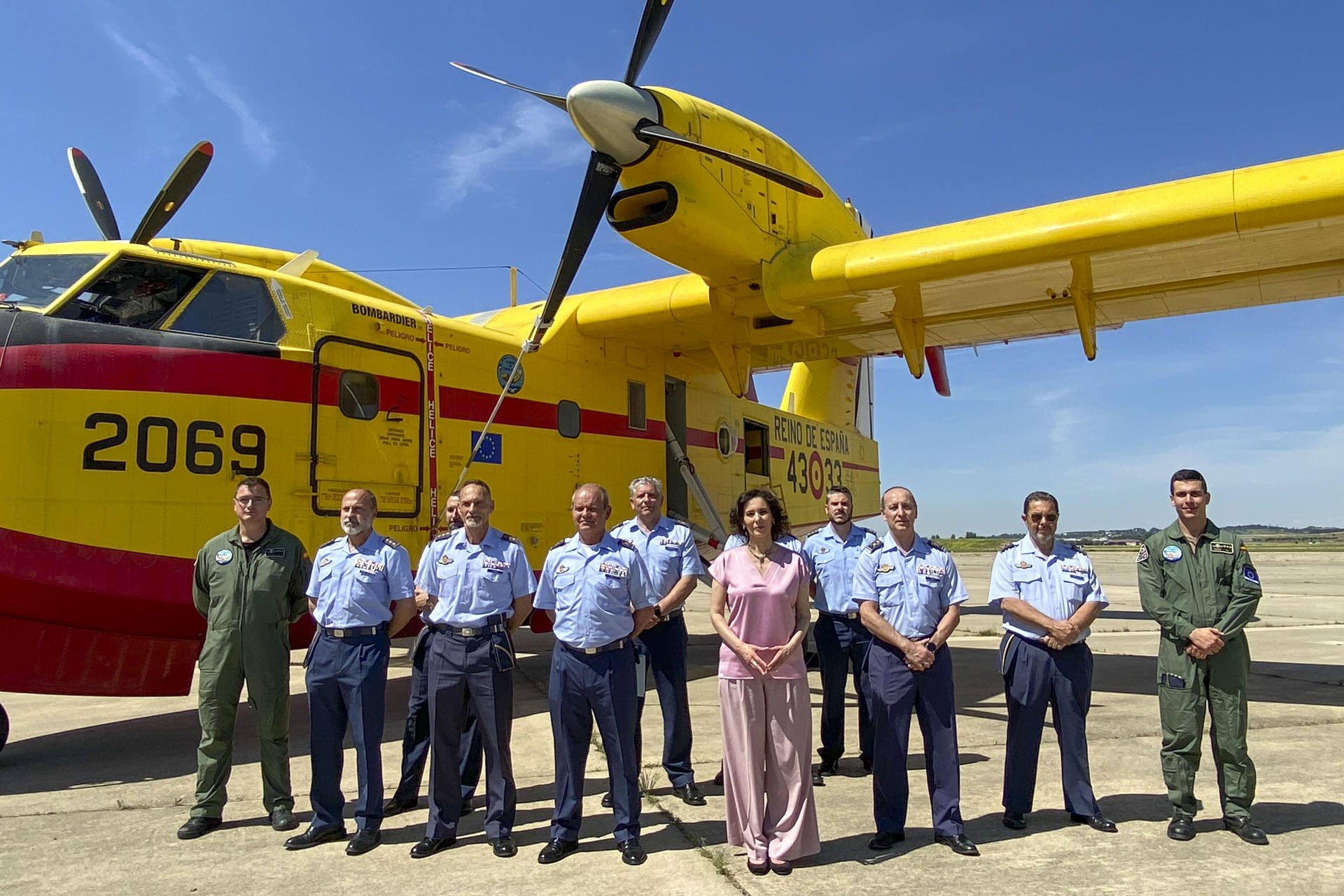 MADRID, 26/05/25.- La comisaria europea de Igualdad, Preparación y Gestión de crisis, Hadja Lahbib, junto a su equipo posando delante de uno de los aviones que la UE ha mandado a España como refuerzo para la lucha contra incendios. EFE/ María Inmaculada Balbás Pérez