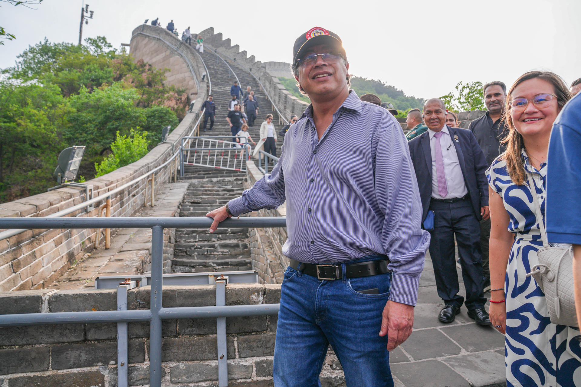 Fotografía cedida por la Presidencia de Colombia que muestra al presidente Gustavo Petro durante un recorrido por la Muralla China este lunes, en China. Petro afirmó que la Comunidad de Estados Latinoamericanos y Caribeños (CELAC) quiere hacer una cumbre con Estados Unidos, similar a la reunión que se hará mañana con China en Pekín, y así se lo propuso a Washington. EFE/ Presidencia de Colombia