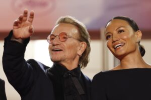 El cantante irlandés y líder de la banda U2, Bono (i), fue captado este viernes, 16 de mayo, junto a Kelly McNamara, durante el estreno del documental 'Bono: Stories of Surrender', en desarrollo del 78º Festival de Cine de Cannes, en Cannes (Francia) EFE/Guillaume Horcajuelo