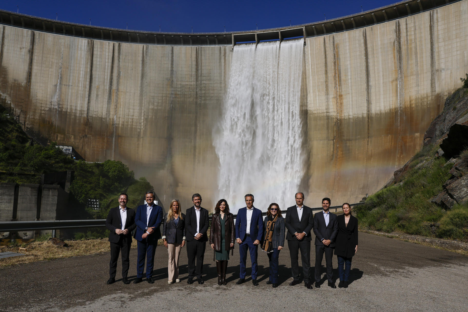 La presidenta de la Comunidad de Madrid, Isabel Díaz Ayuso (c), posa junto a los miembros de su Gobierno ante el embalse de El Atazar. EFE/ Sergio Pérez