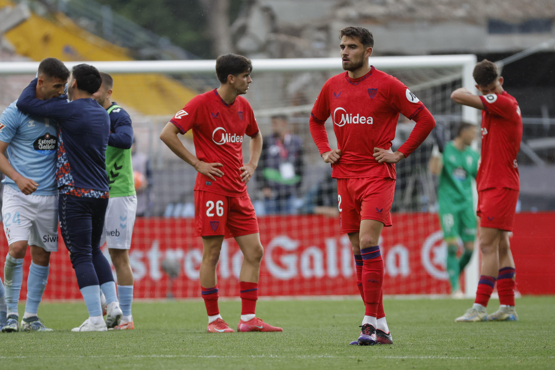 -Los jugadores del Sevilla tras su derrota contra el Celta de Vigo, durante el partido de la jornada 35 de LaLiga EA Sports entre el Celta de Vigo y el Sevilla, disputado este sábado en el Estadio Abanca-Balaídos en Vigo.-EFE/ Lavandeira Jr