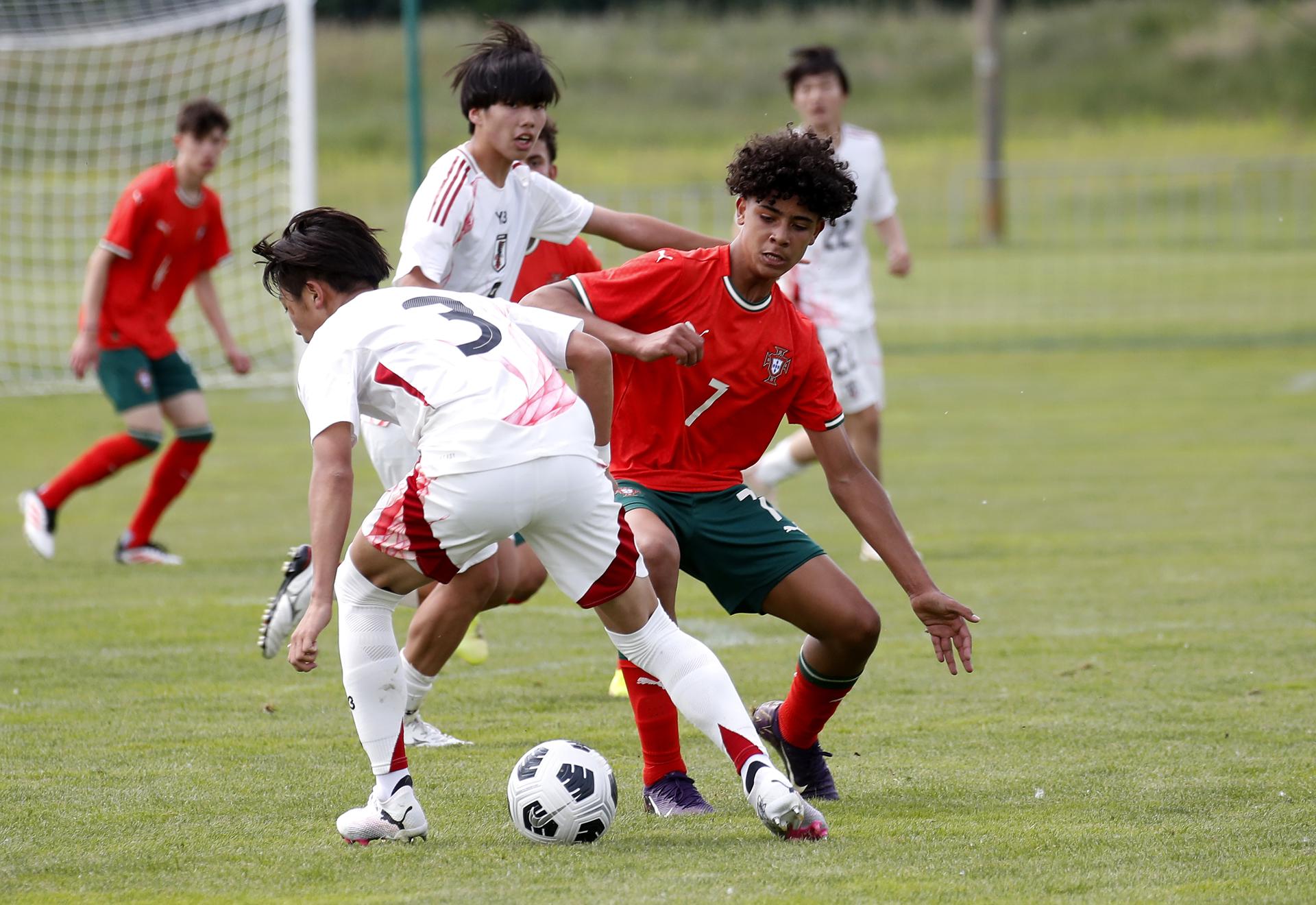 El portugués Cristiano Ronaldo Junior (D) en acción contra el japonés Haru Tsushima durante el partido entre Portugal y Japón en el torneo juvenil Sub-15 en Croacia. Cristiano Ronaldo Junior, hijo de Cristiano Ronaldo, forma parte de la selección portuguesa que participa en el torneo. EFE/EPA/ANTONIO BAT
//////////
SVETI MARTIN NA MURI (Croatia), 13/05/2025.- Cristiano Ronaldo Junior (R) of Portugal in action against Haru Tsushima of Japan during the match between Portugal and Japan at the Vlatko Markovic Under-15 youth tournament in Sveti Martin na Muri, Croatia, 13 May 2025. Cristiano Ronaldo Junior, son of Cristiano Ronaldo, is part of the Portugal squad that is taken part in the tournament. (Croacia, Japón) EFE/EPA/ANTONIO BAT