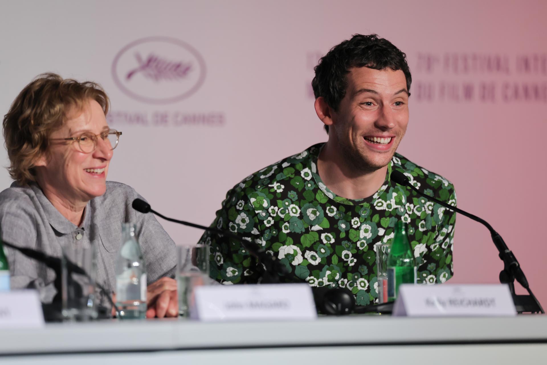 La directora Kelly Reichardt y el actor Josh O'Connor durante la presentación ante los medios informativos de la película 'The Mastermind' en el Festival de Cine de Cannes. EFE/EPA/Vitor Boyko