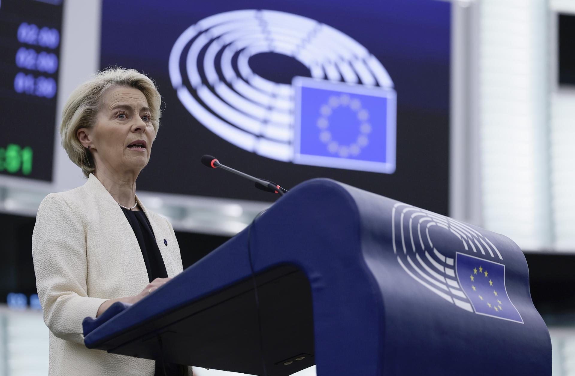 La presidenta de la Comisión Europea, Ursula von der Leyen, pronuncia un discurso sobre el "apoyo de la UE a una paz justa, duradera y global en Ucrania", ante el plenario del Parlamento Europeo en Estrasburgo, Francia, el 7 de mayo de 2025. EFE/EPA/RONALD WITTEK