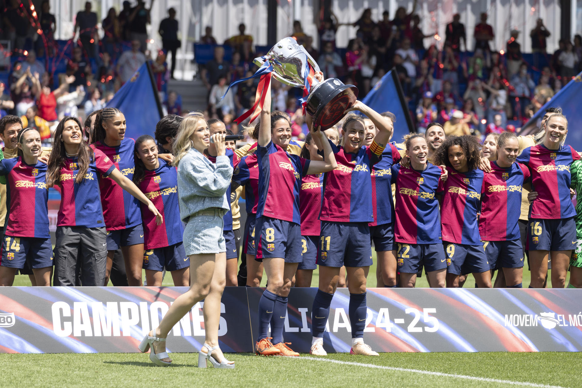 Las jugadoras del FC Barcelona celebran su título de Liga después de su partido de la Primera División femenina contra el Athelic Club de Bilbao disputado este domingo en Barcelona. EFE/Marta Pérez
