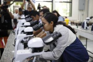 Fotografía de archivo, tomada el pasado 2 de octubre, de un grupo de estudiantes de la Universidad de El Salvador (UES), en un laboratorio de geociencias, en la capital salvadoreña. EFE/Rodrigo Sura