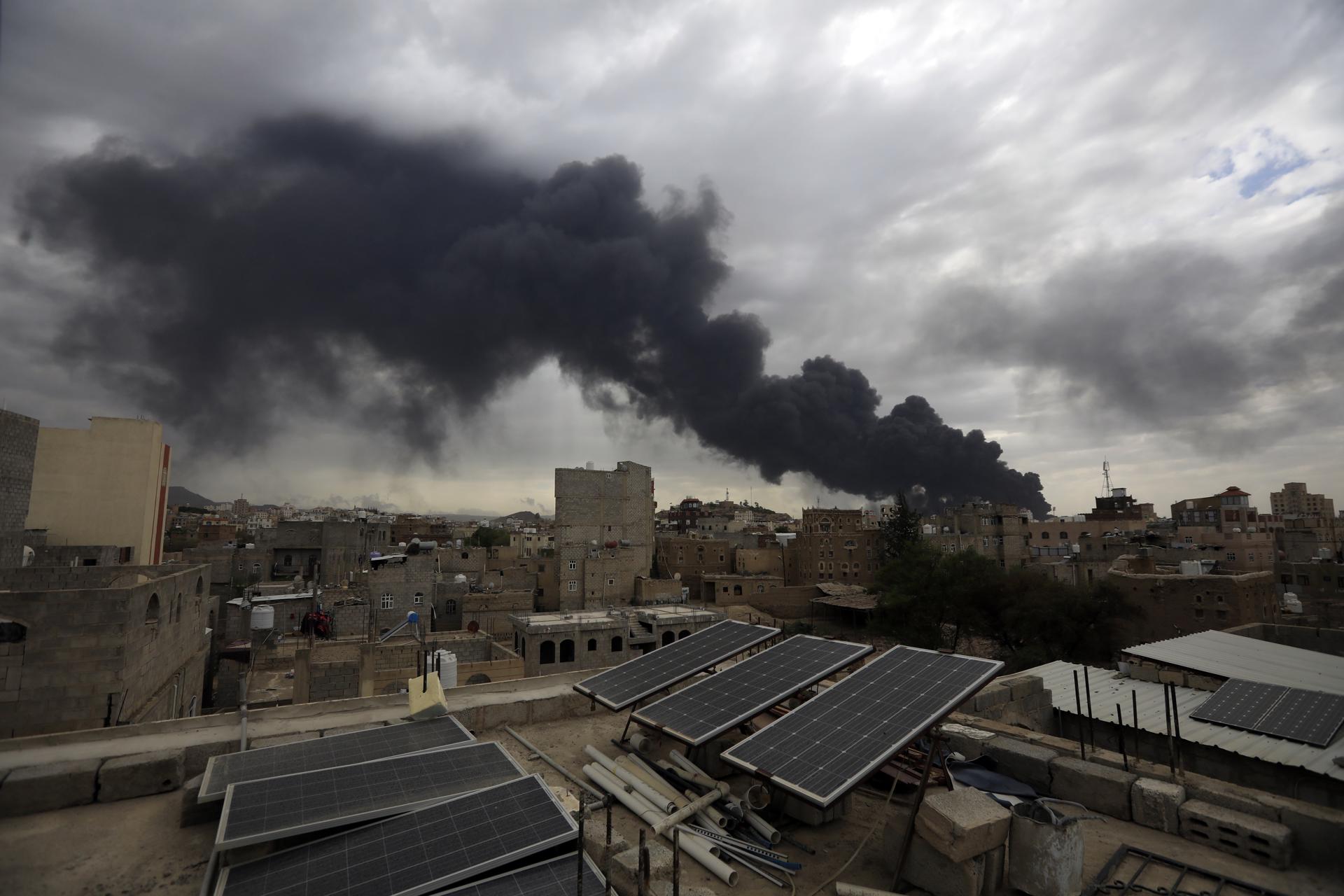El humo se eleva sobre los edificios tras los ataques aéreos israelíes en Saná, Yemen, 06 de mayo de 2025. Israel ha llevado a cabo una oleada de ataques aéreos contra la capital de Yemen, Saná, un día después de atacar el puerto de Hodeidah en respuesta a un misil hutí que cayó cerca del aeropuerto Ben Gurion de Israel, según informó la televisión Al-Masirah, controlada por los hutíes. EFE/EPA/YAHYA ARHAB