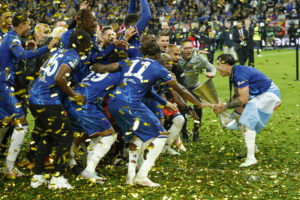 Los jugadores del Chelsea celebran su victoria en la final de la Liga de Conferencia que han disputado Chelsea y Betis en el Tarczynski Arena de Breslávia. EFE / Julio Muñoz.