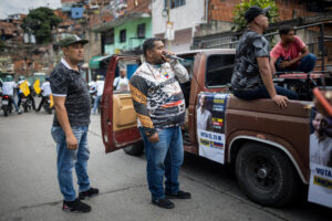 Fotografía del 16 de mayo de 2025 de simpatizantes de un partido político opositor al Gobierno nacional en un acto de campaña en Caracas (Venezuela). EFE/ Miguel Gutiérrez