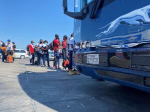 Fotografía de archivo en donde se ven migrantes junto a un bus de transporte en Estados Unidos. EFE/ Alex Segura