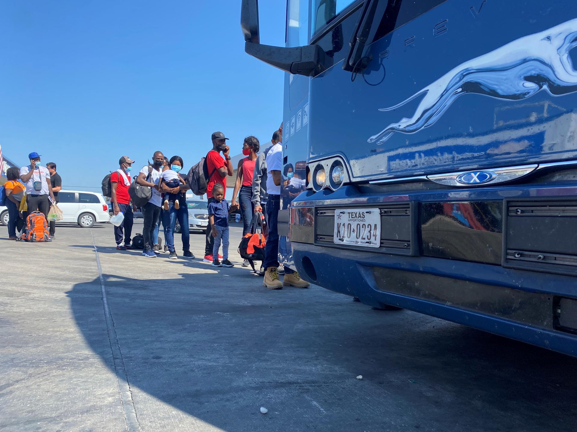 Fotografía de archivo en donde se ven migrantes junto a un bus de transporte en Estados Unidos. EFE/ Alex Segura
