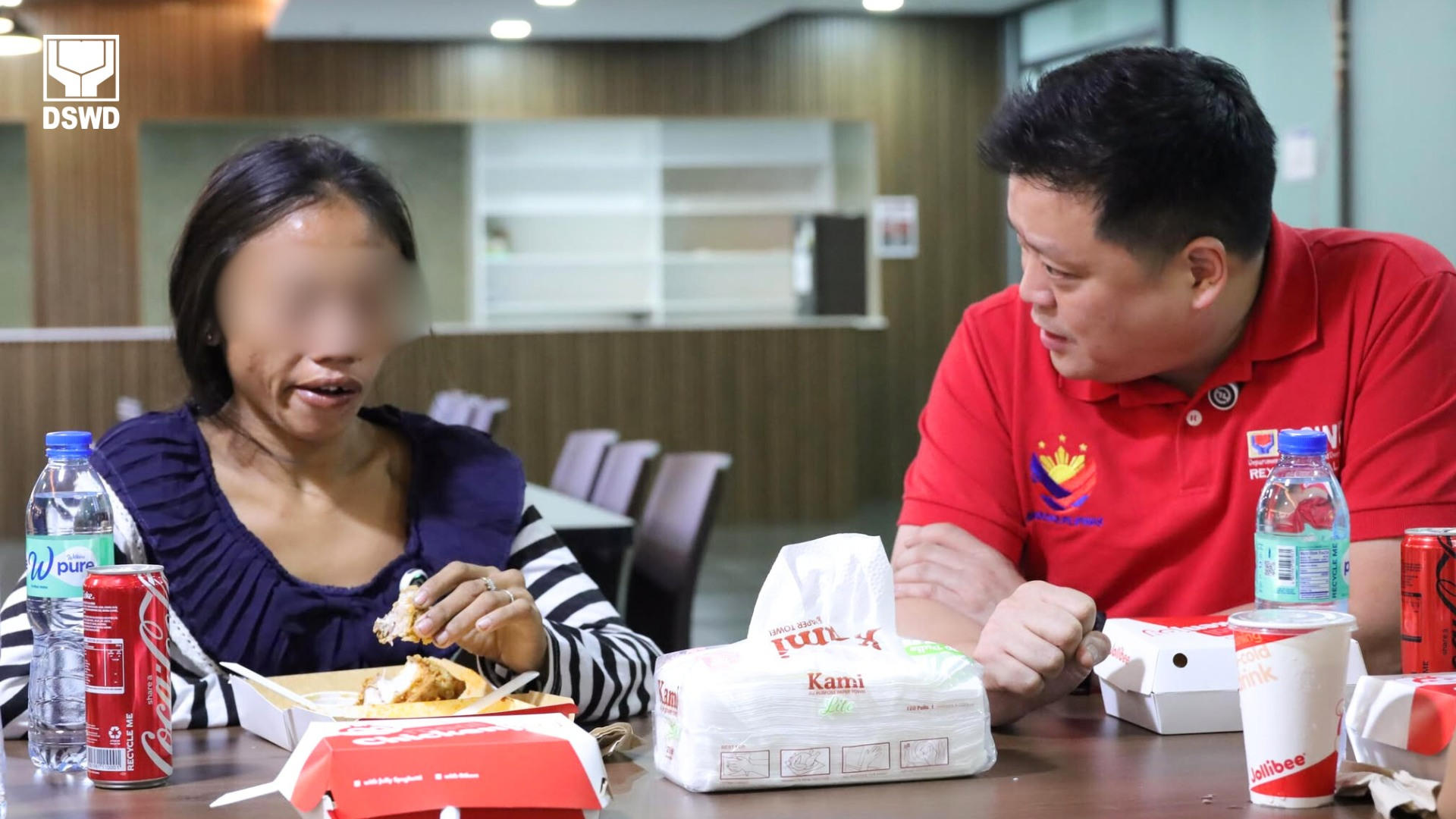 MANILA, 30/05/2025.-Rose (2i), en la imagen junto al secretario de Bienestar y Desarrollo, Rex Gatchalian, descendió a una alcantarilla de Makati, distrito financiero de la capital filipina, y al emerger su vida dio un giro dramático: su fotografía saliendo de la cloaca, desaliñada en medio del tráfico urbano, se hizo viral, haciendo que las autoridades la buscaran para asistirla financieramente. La incógnita fue despejada hoy por el Departamento de Bienestar Social y Desarrollo filipino en un comunicado: "Rose, que recoge basura reciclable y se gana la vida vendiéndola, fue a parar al alcantarillado después de que una pequeña cuchilla de corte que utiliza para su recogida diaria cayera al desagüe". EFE/ Departamento de Bienestar Social y Desarrollo ***SOLO USO EDITORIAL/SOLO DISPONIBLE PARA ILUSTRAR LA NOTICIA QUE ACOMPAÑA (CRÉDITO OBLIGATORIO)***