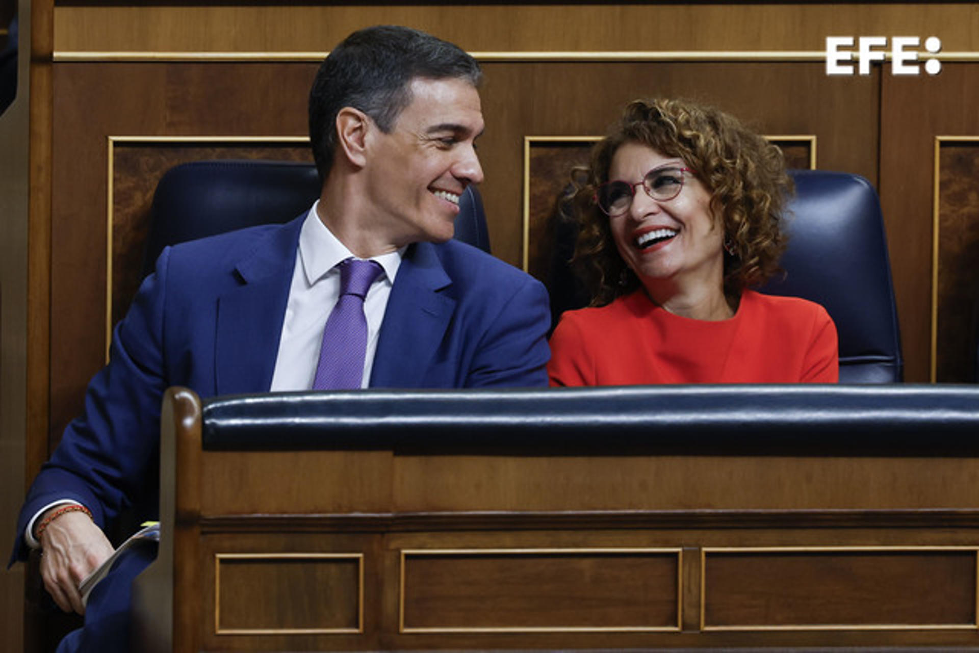 - El presidente del Gobierno, Pedro Sánchez (i), conversa con la vicepresidenta primera y ministra de Hacienda, Maria Jesús Montero (d), tras su comparecencia ante el pleno del Congreso para informar del plan de defensa y del apagón masivo del 28 de abril. EFE/ J.J. Guillén