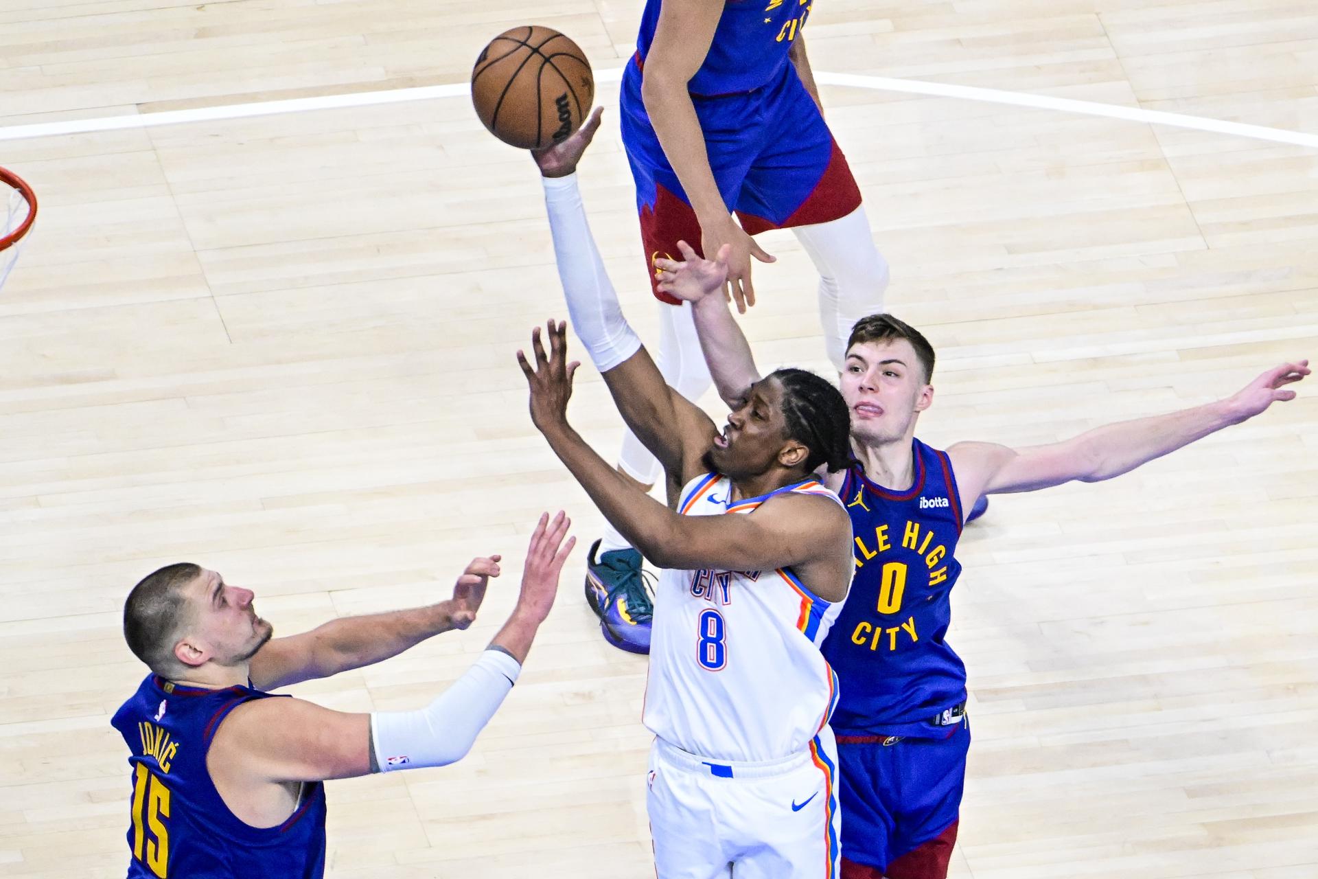 Nikola Jokic trata de defender el lanzamiento del alero de Oklahoma City Thunder Jalen Williams (C), durante el quinto partido de la semifinal de la Conferencia Oeste en la NBA. EFE/EPA/GERALD LEONG  SHUTTERSTOCK OUT