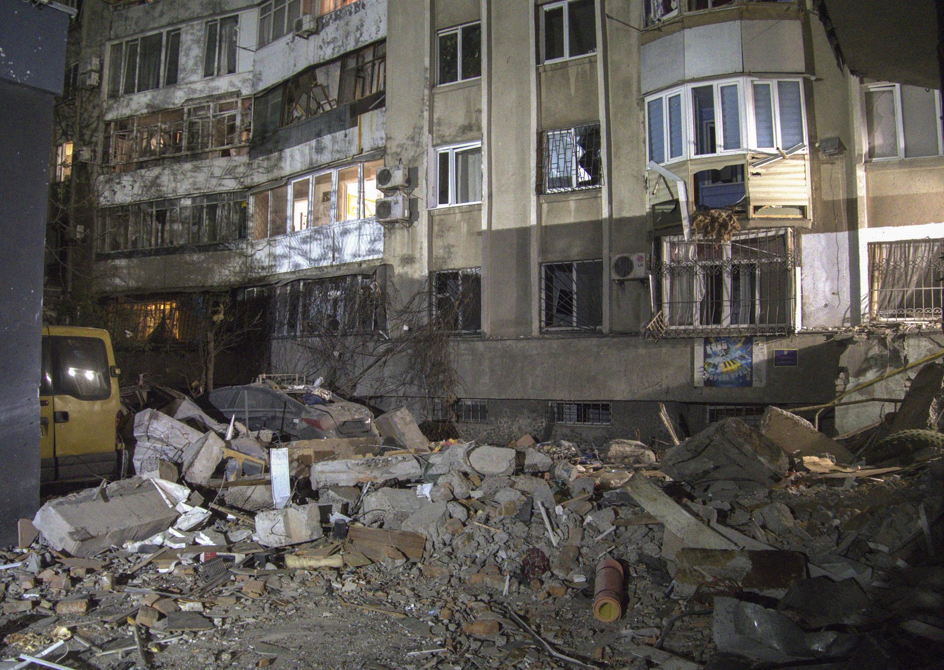 Daños causados por un ataque ruso con drones en una zona residencial de Odesa, suroeste de Ucrania, el 1 de mayo de 2025. EFE/EPA/IGOR TKACHENKO