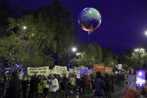 Decenas de personas participan en una manifestación en una 'acción global' ante el cambio climático, en una fotografía de archivo. EFE/Rodrigo Jiménez