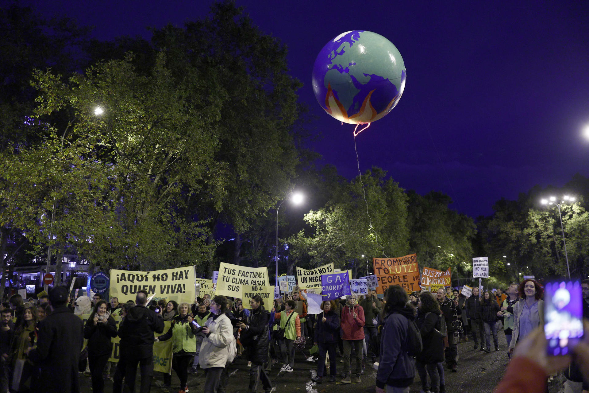 Decenas de personas participan en una manifestación en una 'acción global' ante el cambio climático, en una fotografía de archivo. EFE/Rodrigo Jiménez