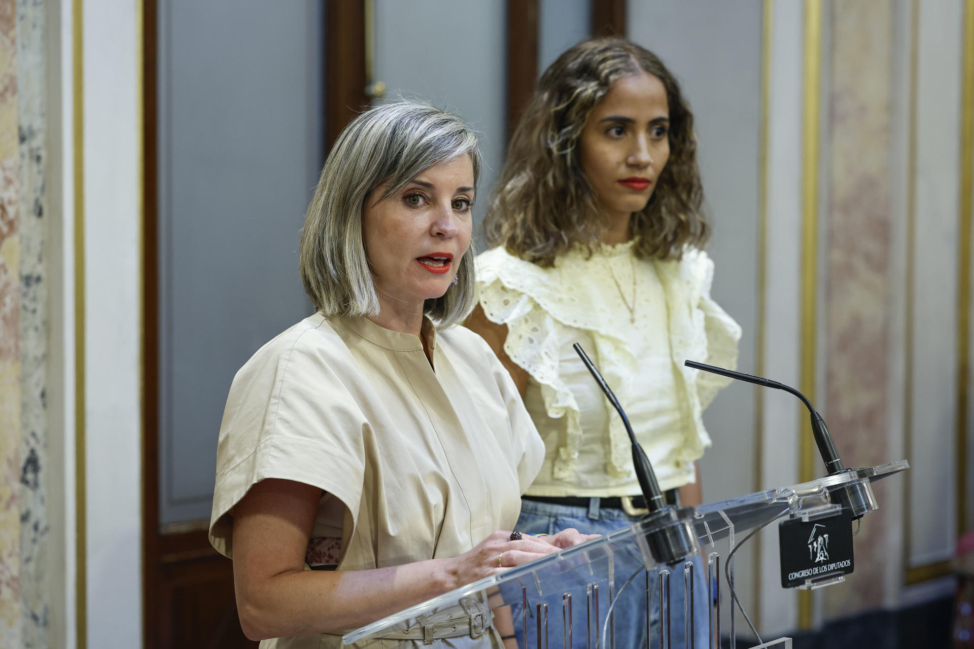 La portavoz de Sumar en el Congreso, Verónica Martínez Barbero (i) durante una rueda de prensa este miércoles tras el pleno del Congreso con la sesión de control al Ejecutivo, en la que la oposición pregunta sobre la unidad de la coalición de Gobierno, los "escándalos de corrupción" y las investigaciones judiciales en curso, la inmigración, el apagón eléctrico, la vivienda y el plan de regeneración democrática, entre otros asuntos. EFE/ Chema Moya