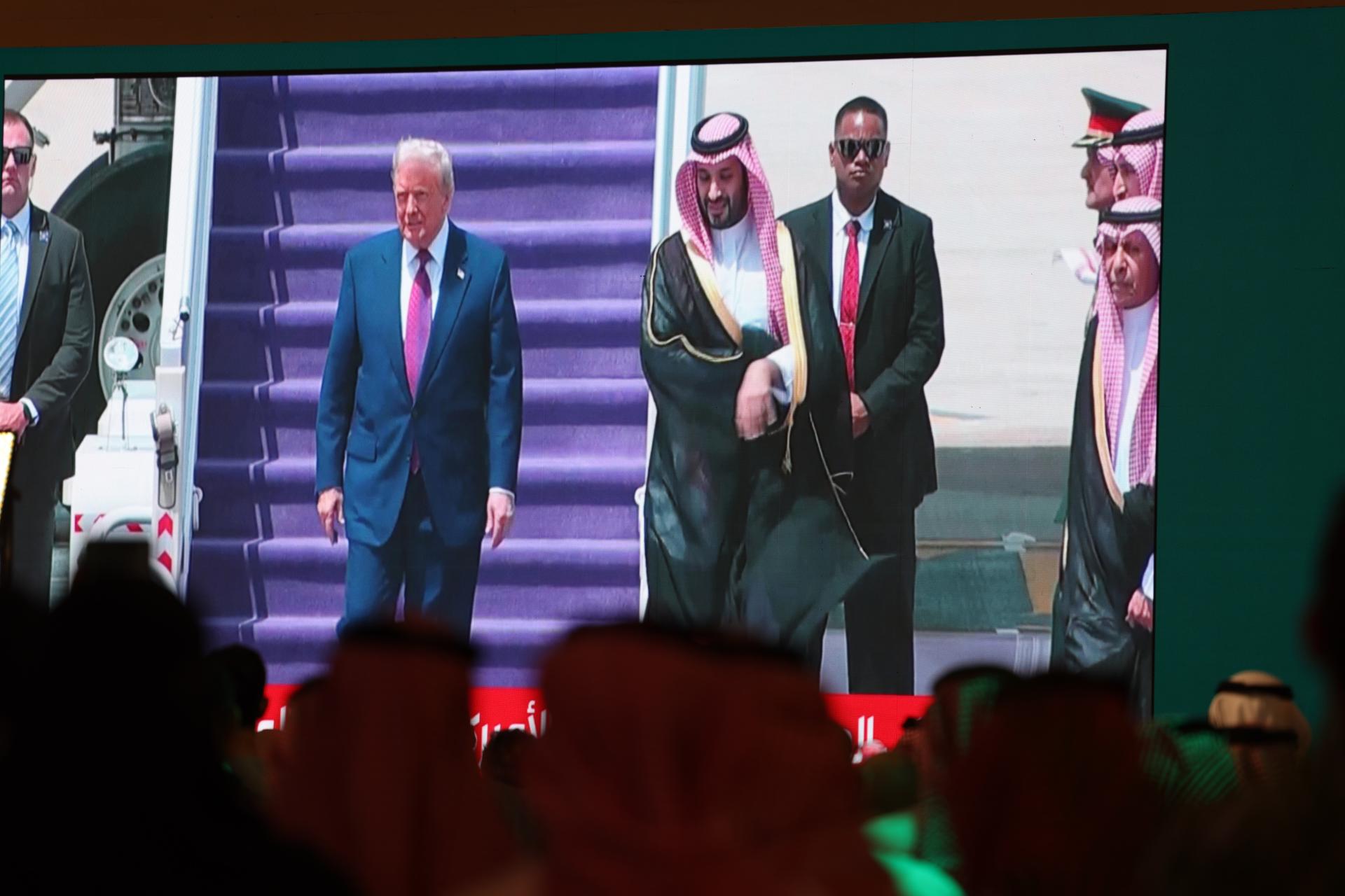 Trump es recibido en la Terminal Real del Aeropuerto Internacional Rey Khaled, de Riad, por el primer ministro y príncipe heredero, Mohamed bin Salmán. EFE/EPA/ALI HAIDER