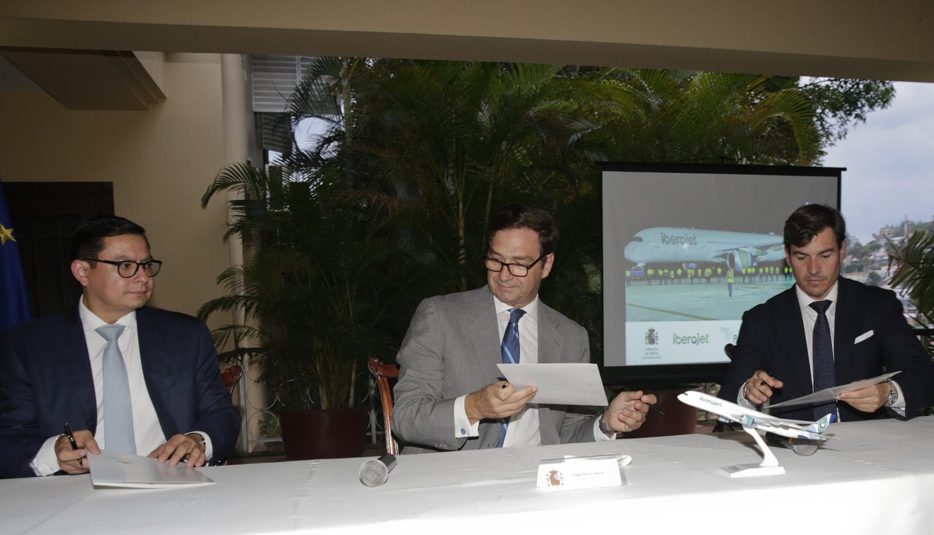 El embajador de España en Tegucigalpa, Diego Nuño García (i); el director comercial de Iberojet, Mario Domínguez (d), y el presidente del Consejo de Administración de Palmerola, Erick Spears, firman la renovación de un acuerdo este viernes, en Tegucigalpa (Honduras). EFE/ Gustavo Amador