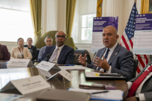 Manuel Castro (d), de la Oficina para Asuntos de Inmigración (MOIA en inglés) asiste a una reunión este 20 de mayo de 2025, en Nueva York (Estados Unidos). EFE/ Angel Colmenares