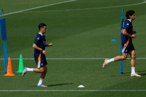 Los defensas del Real Madrid, Lucas Vazquez (i) y Jesús Vallejo (d), durante el entrenamiento del equipo en la Ciudad Deportiva del Real Madrid en Valdebebas. EFE/Mariscal