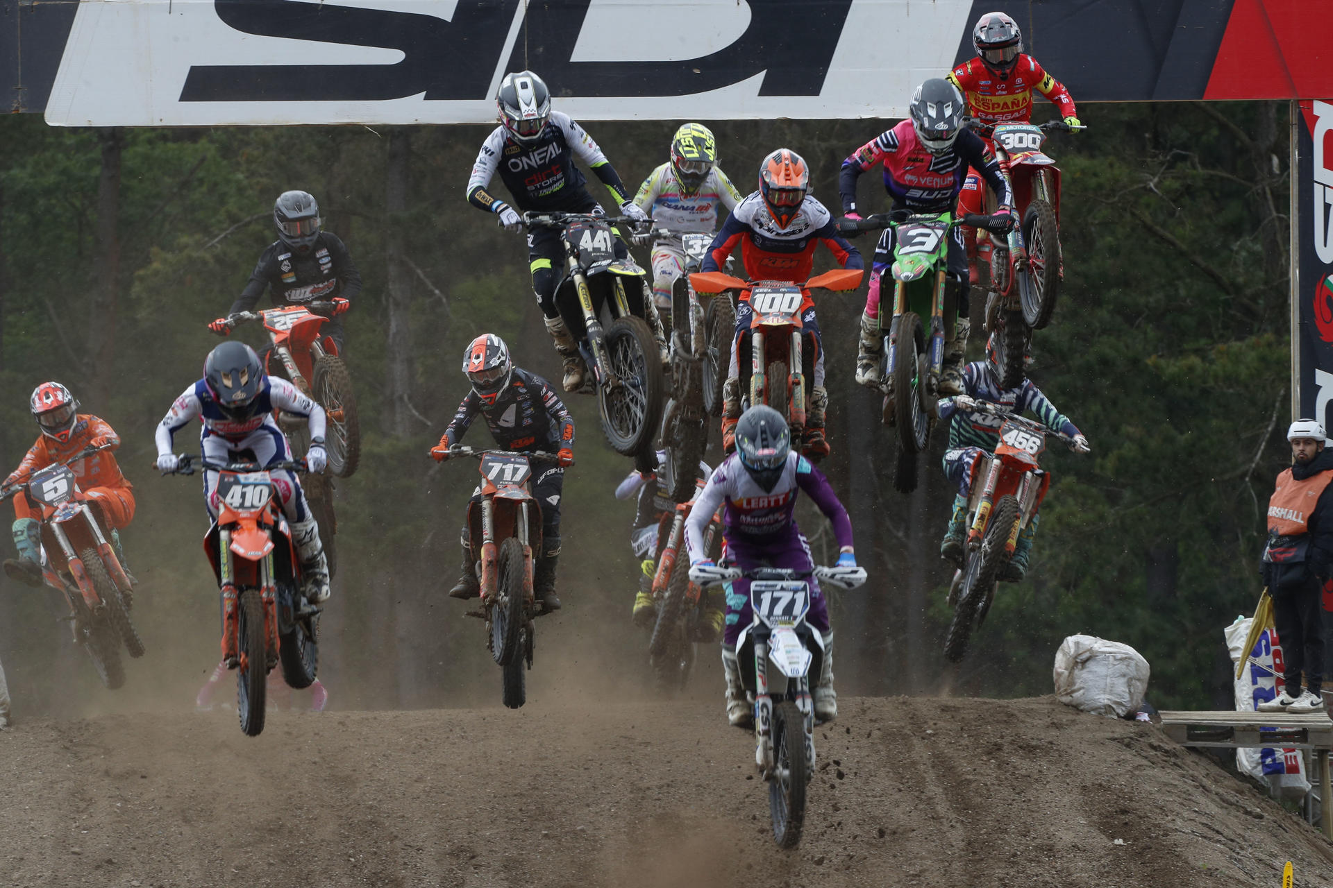 Varios pilotos durante la carrera de la categoría EMX250 del Gran Premio de España dentro del campeonato mundial de Motocross, este sábado. EFE/ Eliseo Trigo