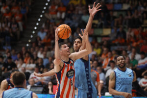 El pívot servio del Leyma Básquet Coruña Goran Huskic (2i) entra a canasta ante el pívot del Morabanc Andorra Felipe dos Anjos (2d), durante el encuentro correspondiente a la jornada 33 de la Liga Endesa que enfrentó este sábado a ambos equipos en el Coliseum de A Coruña. EFE/Cabalar