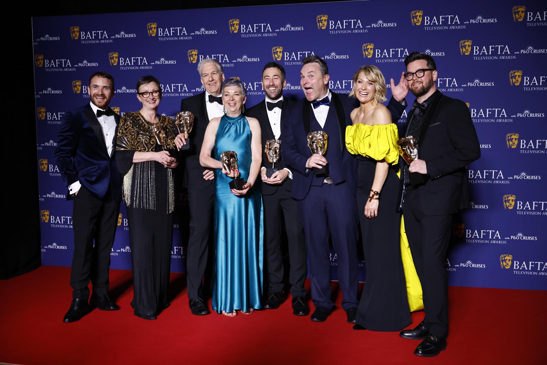 Martin McCann, Louise Gallagher, Stephen Wright, Amanda Black, Adam Patterson, Declan Lawn, Sian Brooke y Jack Casey en la sala de prensa después de ganar el premio a la mejor serie dramática por 'Blue Lights' en los premios BAFTA TV Awards 2025, en el Royal Festival Hall de Londres, Gran Bretaña, el 11 de mayo de 2025. EFE/EPA/Tolga Akmen