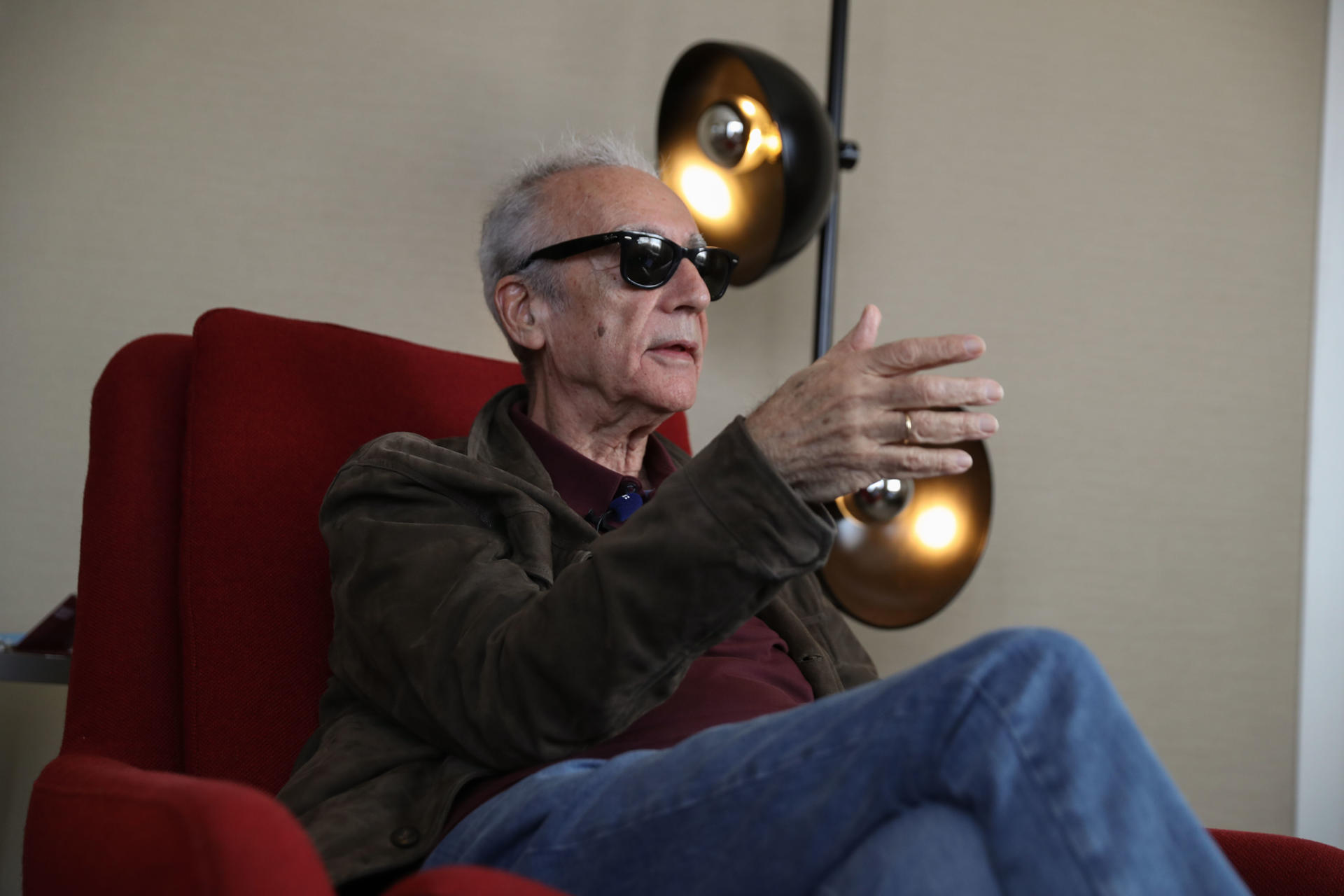 Juan José Millás (Valencia, 1946) ve llegada la edad de dejar cosas ordenadas "del mismo modo que le dices a tu mujer: convendría que hiciéramos testamento" y así explica 'Ese imbécil va a escribir una novela' (Alfaguara), un libro sobre "amistad y lucha de clases" entre la llamada "inteligencia" y los "pobres novelistas". EFE/ Alberto Aguado