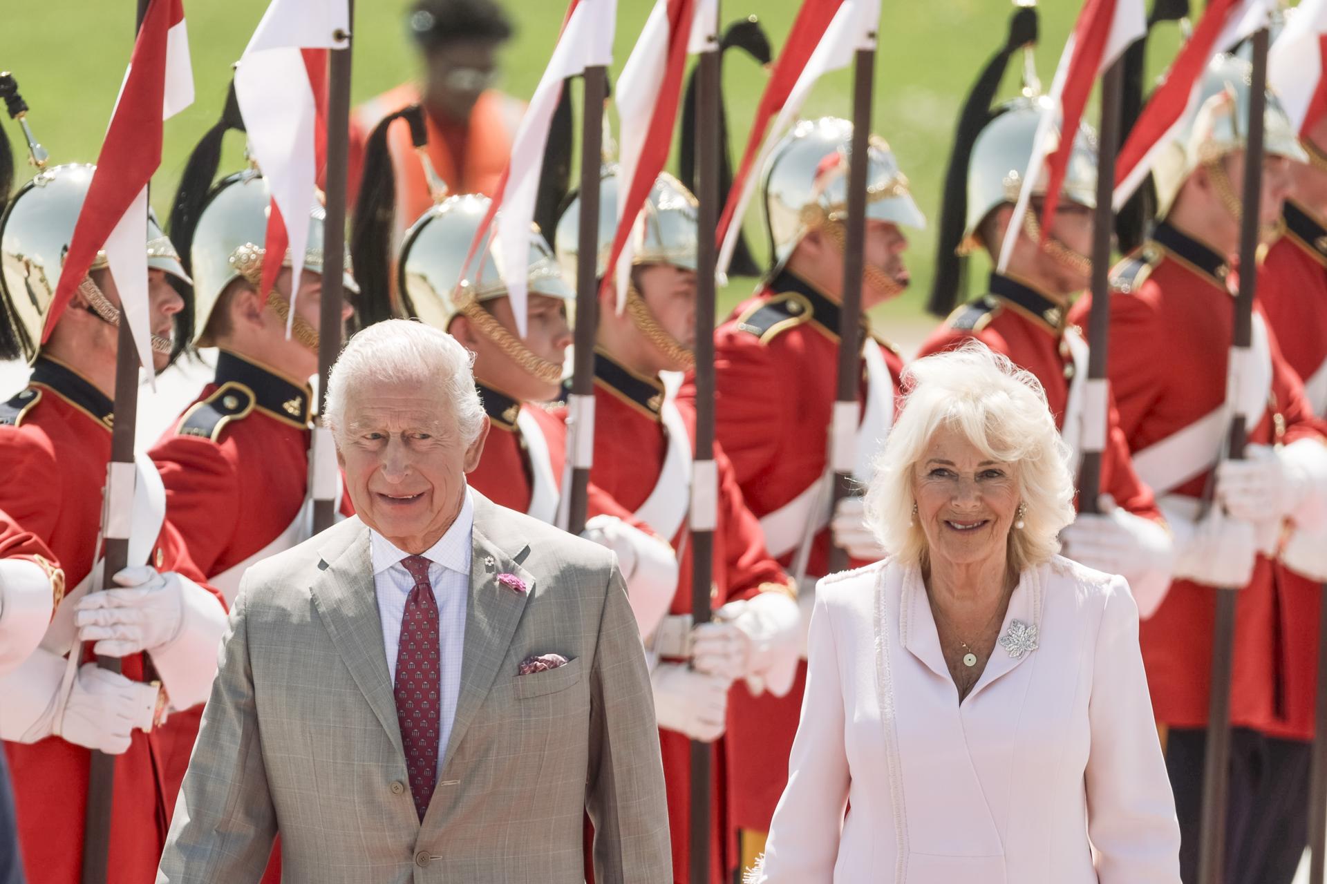 El rey Carlos III de Gran Bretaña (i) y la reina Camila son recibidos a su llegada al Aeropuerto Internacional Macdonald-Cartier de Ottawa, Canadá, para una visita de Estado, este 26 de mayo de 2025. EFE/EPA/ERIC REID
//////////
OTTAWA (Canada), 26/05/2025.- Britain’s King Charles III (L) and Queen Camilla (R) are greeted as they arrive for a state visit at Ottawa MacDonald-Cartier International Airport in Ottawa, Canada, 26 May 2025. King Charles has been invited by Canadian Prime Mister Mark Carney to open the 45th Canadian parliament on 27 May 2025.  EFE/EPA/ERIC REID