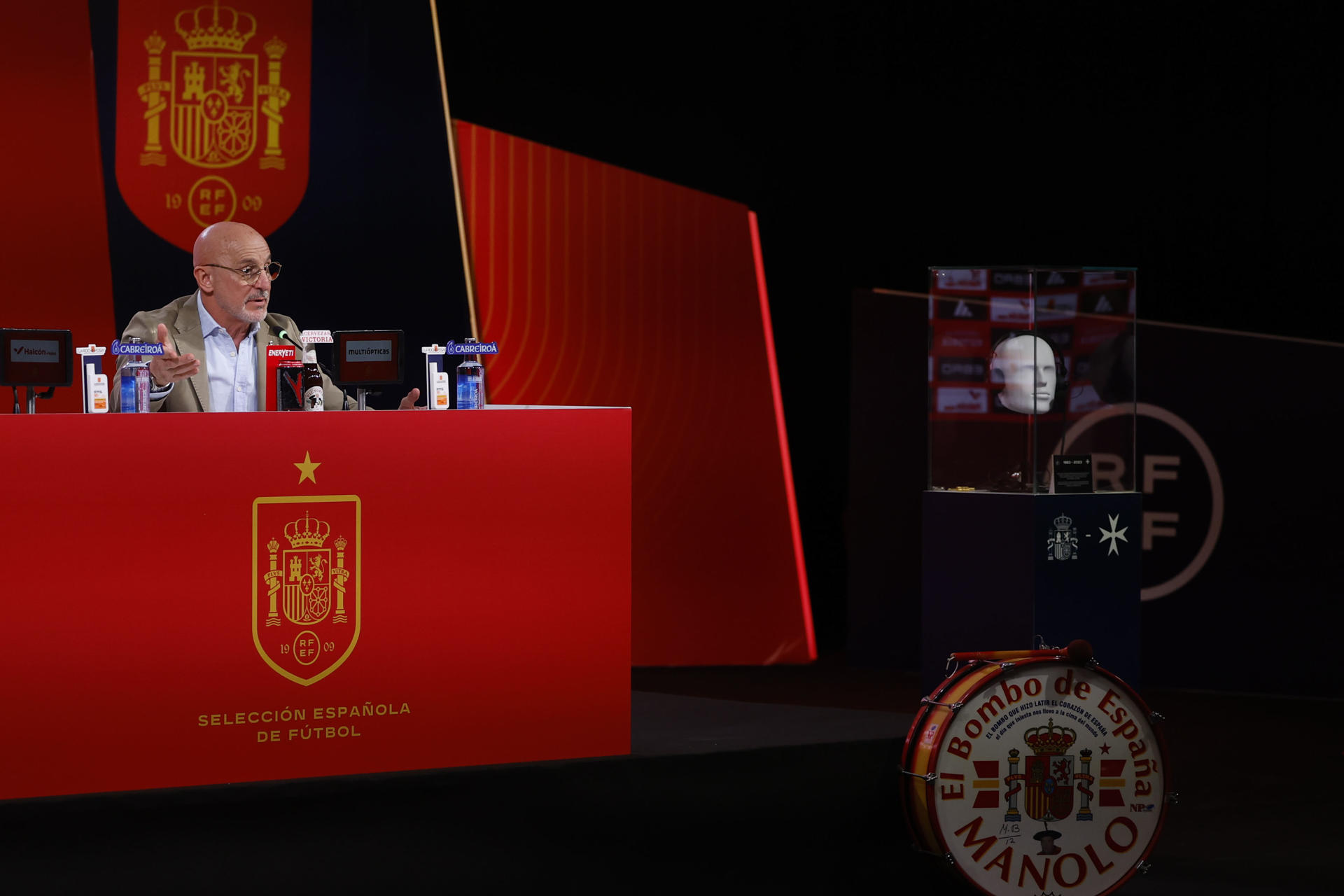 El seleccionador español de fútbol Luis de la Fuente anuncia la lista de convocados para la fase final de la Liga de Naciones en la Ciudad del Fútbol en Las Rozas, Madrid. EFE/ Juan Carlos Hidalgo
