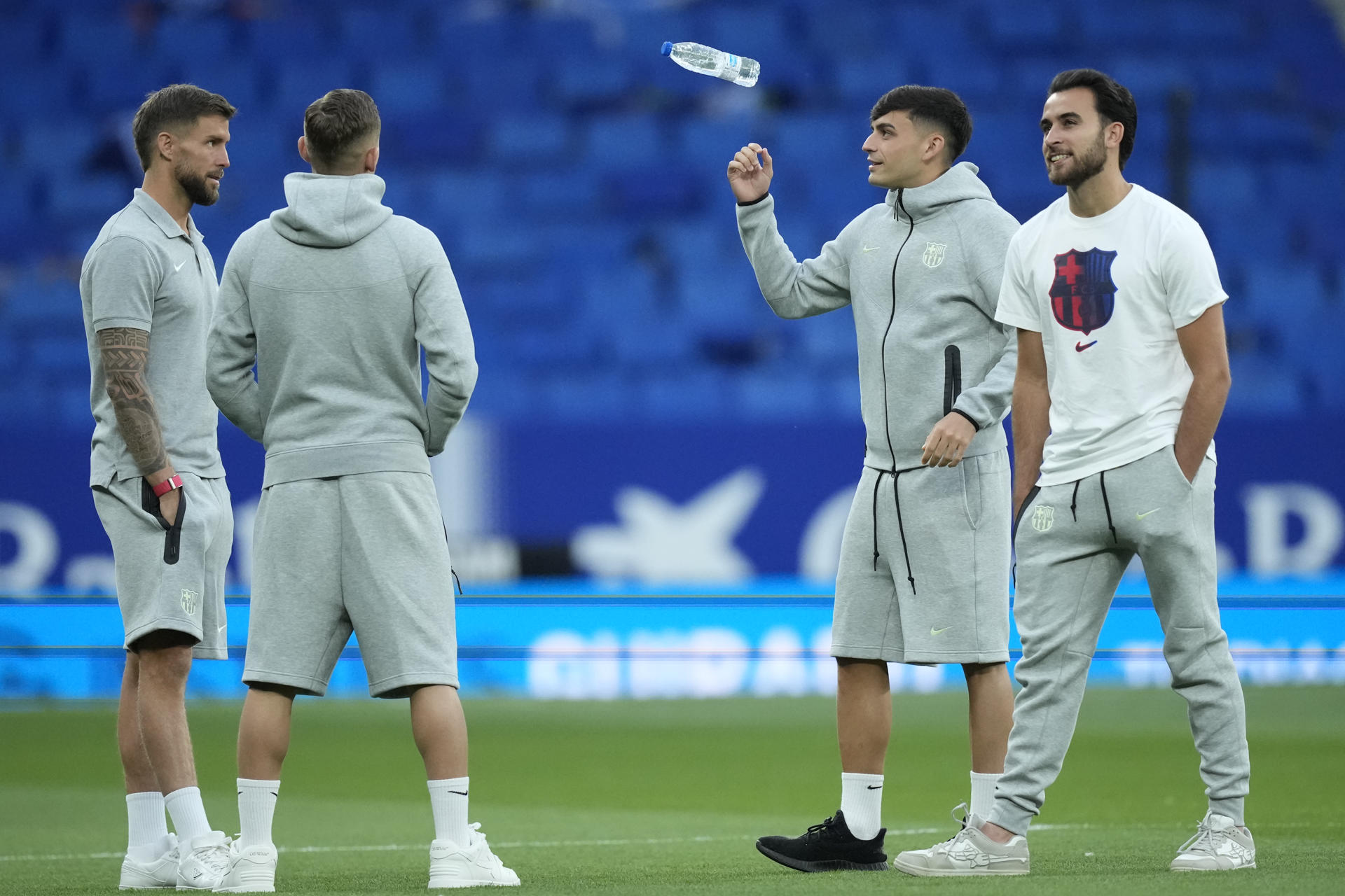 Los jugadores del Barcelona en la inspección de campo previa al partido de LaLiga entre el Espanyol y el Barcelona, este jueves en el RCDE Stadium. EFE/ Enric Fontcuberta