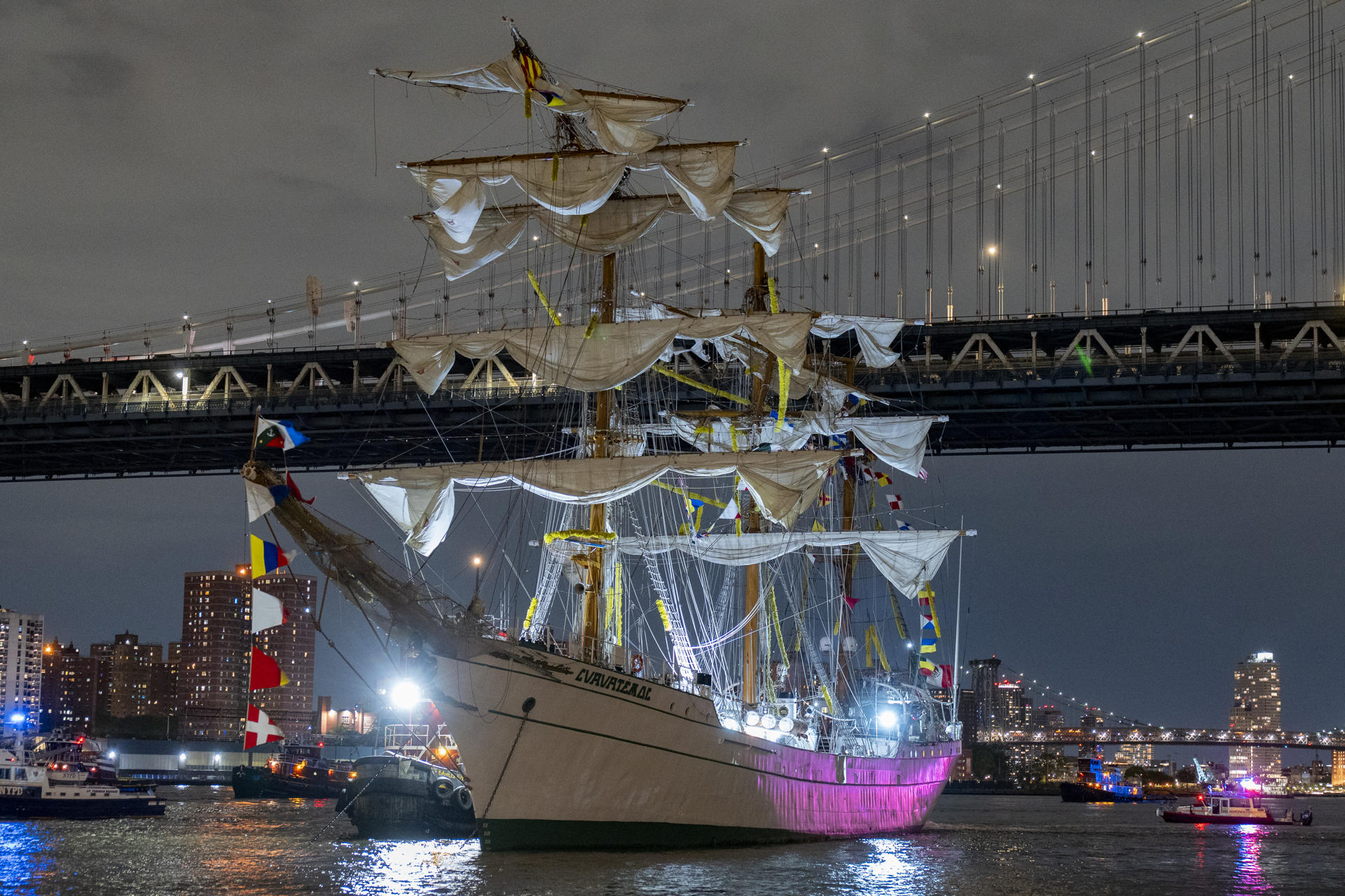 Fotografía del buque escuela mexicano Cuauhtémoc junto al puente de Brooklyn, en Nueva York (EE.UU.). EFE/ Angel Colmenares