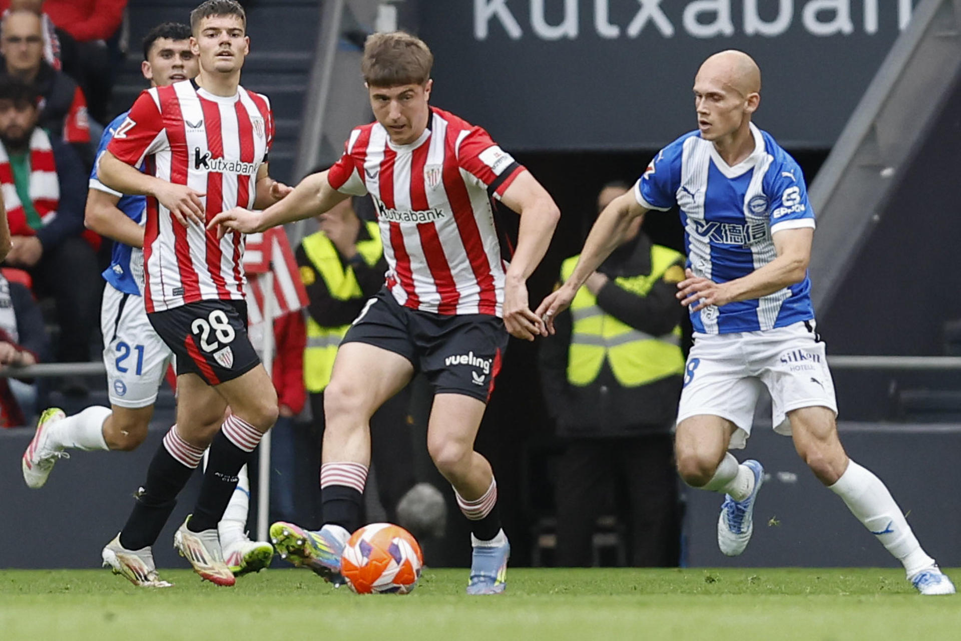 El centrocampista del Athletic Club, Mikel Jauregizar, y el centrocampista del Alavés Antonio Blanco, durante el encuentro correspondiente a la jornada 35 de Laliga EA Sports que disputan Athletic Club y Alavés en el estadio de San Mamés, en Bilbao. EFE / Miguel Toña.